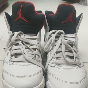 Air Jordan (retro 5) 7 months old in white colour